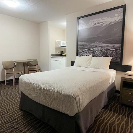 Super 8 By Wyndham Revelstoke Bc Motel Buitenkant foto