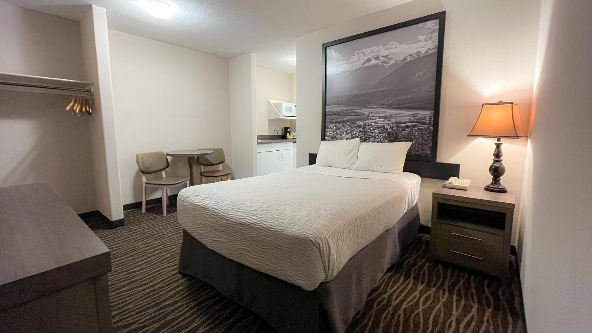 Super 8 By Wyndham Revelstoke Bc Motel Buitenkant foto